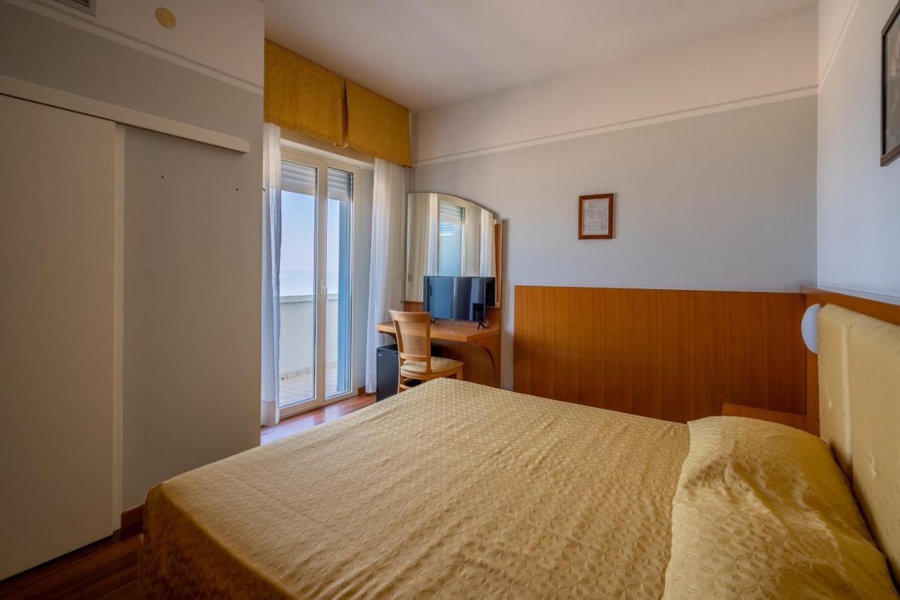 Hotel Astor Римини Екстериор снимка
