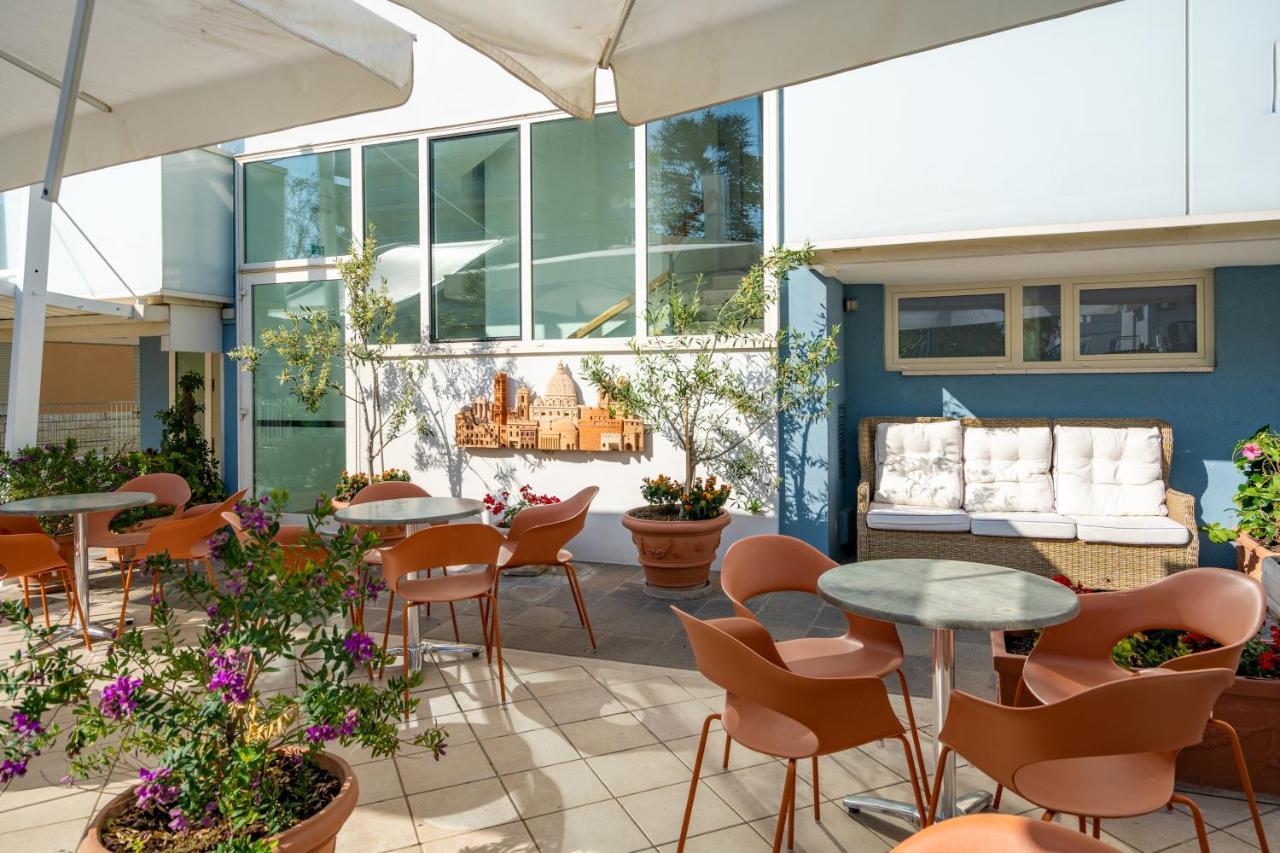 Hotel Astor Римини Екстериор снимка