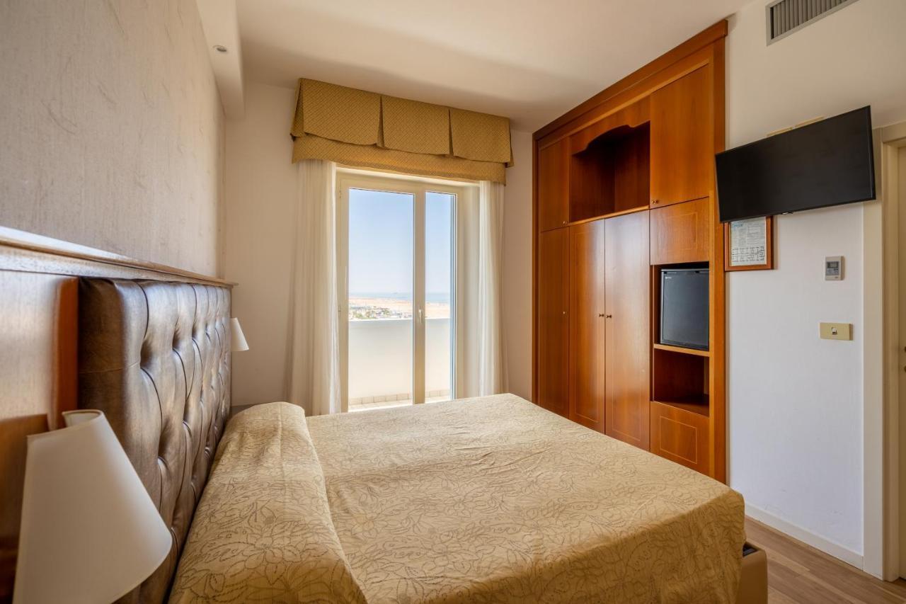 Hotel Astor Римини Екстериор снимка