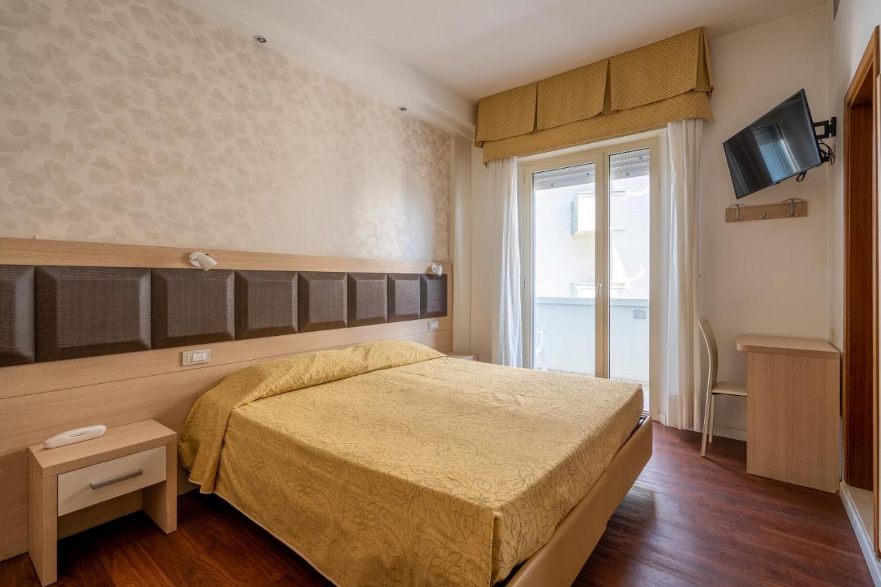 Hotel Astor Римини Екстериор снимка
