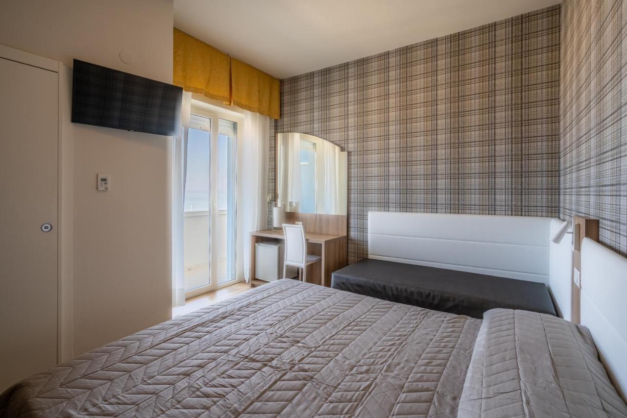 Hotel Astor Римини Екстериор снимка