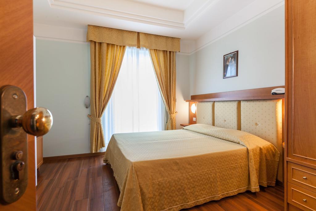 Hotel Astor Римини Екстериор снимка