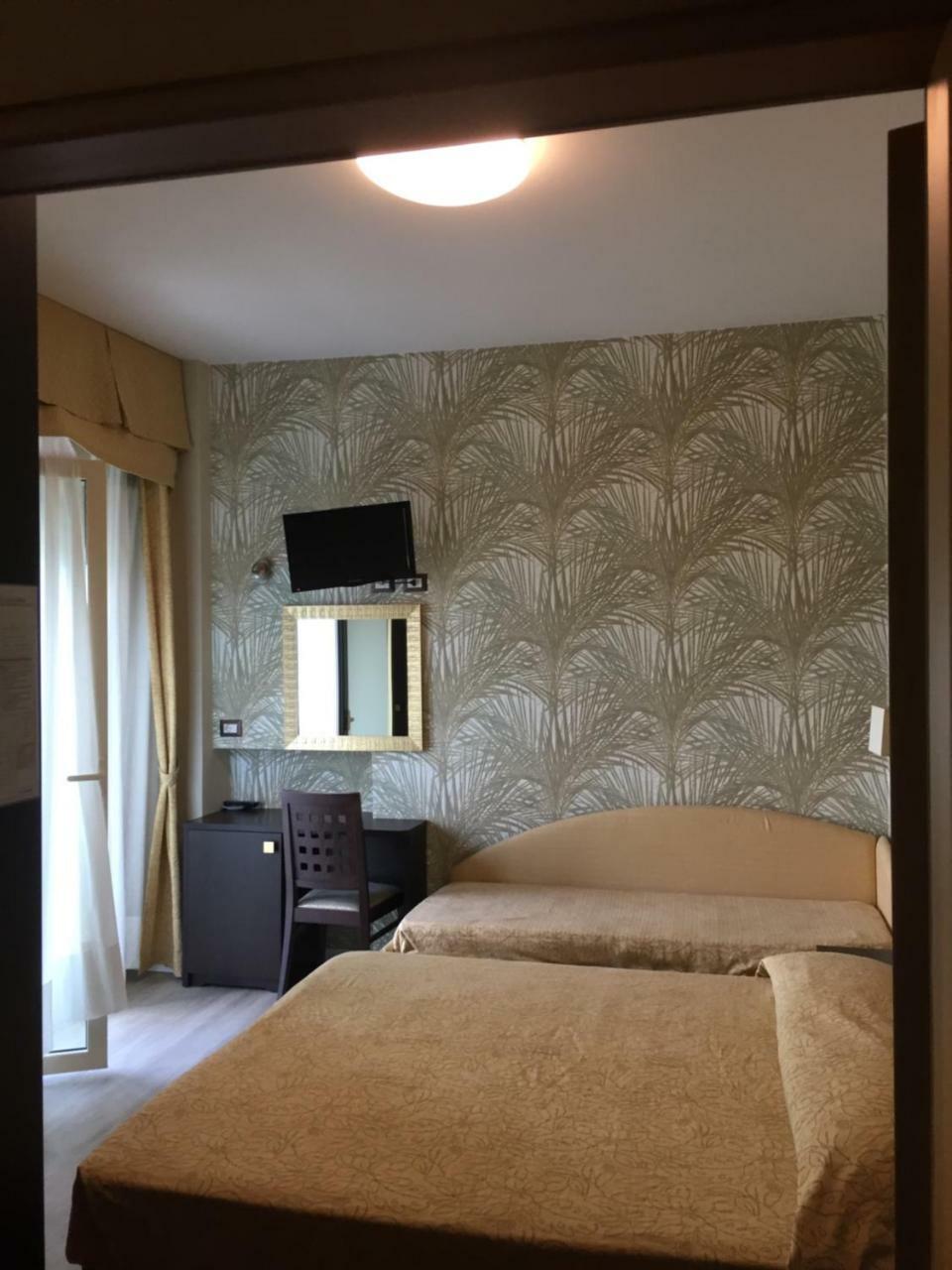 Hotel Astor Римини Екстериор снимка