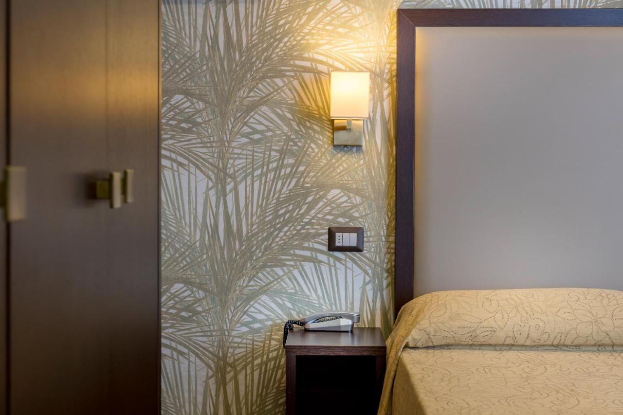 Hotel Astor Римини Екстериор снимка
