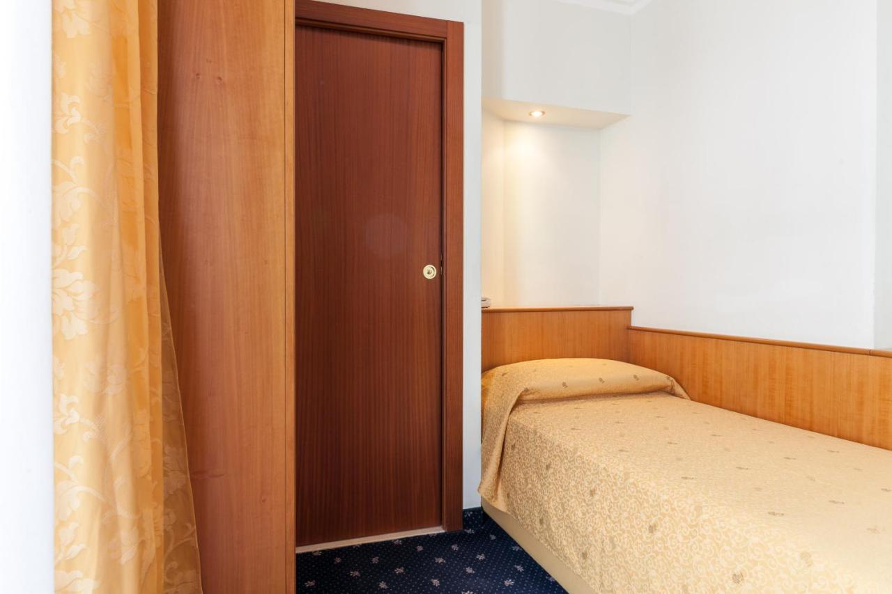 Hotel Astor Римини Екстериор снимка