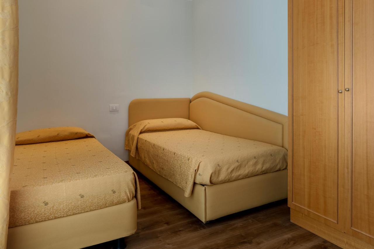 Hotel Astor Римини Екстериор снимка