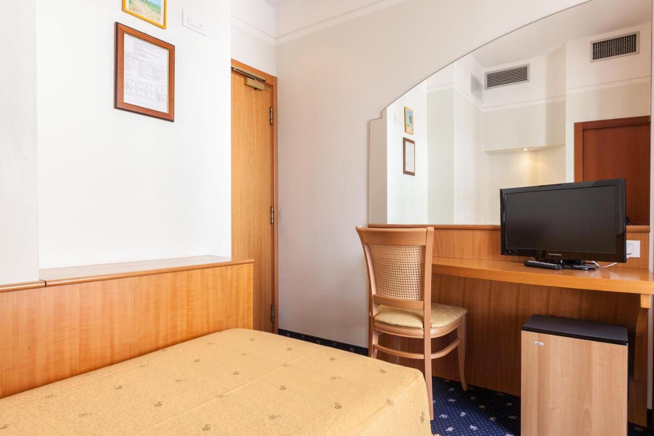 Hotel Astor Римини Екстериор снимка